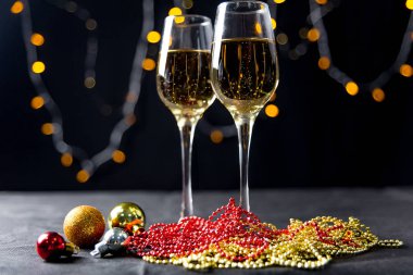 bir tabloda bir çelenk ile iki ayaklı büyük kadehler