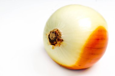 Beyaz arka planda yeni bir sebze grubu