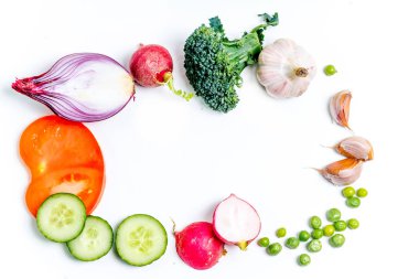 Beyaz arka planda yeni bir sebze grubu