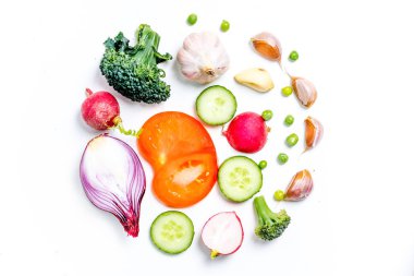 Beyaz arka planda yeni bir sebze grubu