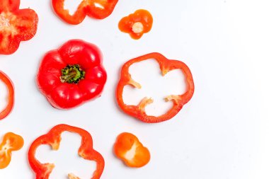 Beyaz arka planda yeni bir sebze grubu