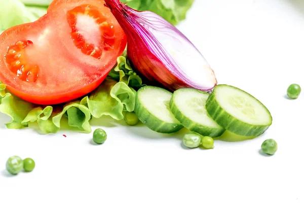 Un groupe frais de légumes sur fond blanc — Photo