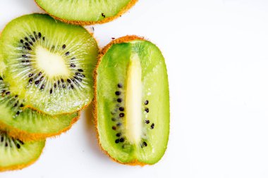 Beyaz bir arka plan üzerinde meyve yapılmış yaratıcı düzeni