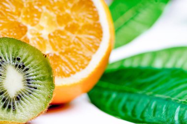 Beyaz bir arka plan üzerinde meyve yapılmış yaratıcı düzeni