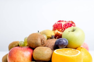 Beyaz bir arka plan üzerinde meyve yapılmış yaratıcı düzeni