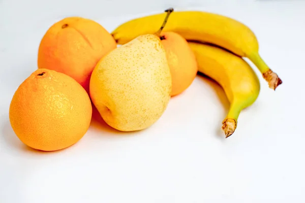 Aspect creativ din fructe pe un fundal alb — Fotografie, imagine de stoc