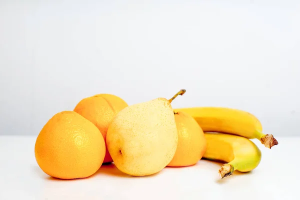 Layout creativo fatto di frutta su sfondo bianco — Foto Stock