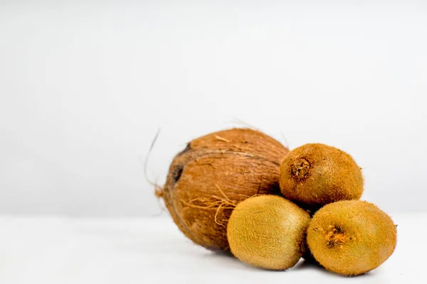 Diseño creativo hecho de frutas sobre un fondo blanco — Foto de Stock