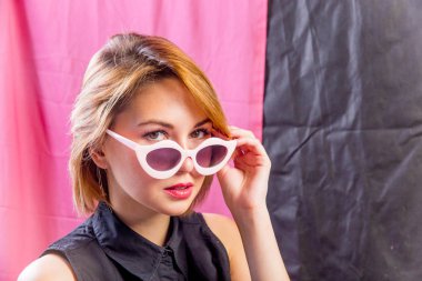 Moda fotoğraf güzel bir genç kadının