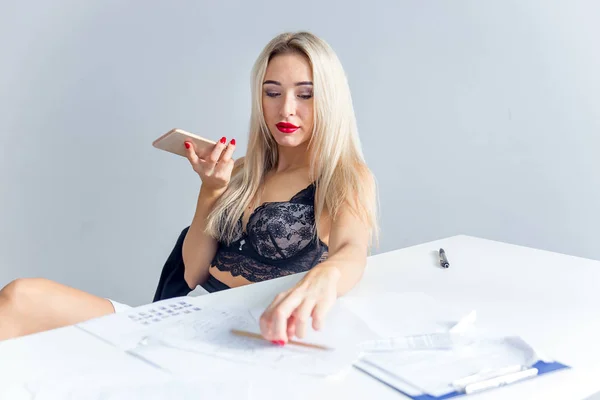 Een zakenvrouw of een secretaresse in een jasje en lingerie — Stockfoto