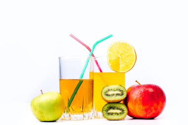 farklı meyve ve meyve suyu ya da iki yüzlü bir cam