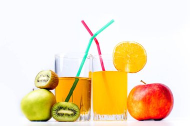 farklı meyve ve meyve suyu ya da iki yüzlü bir cam