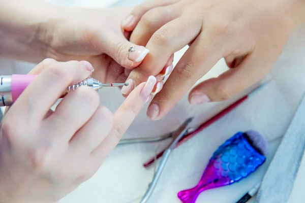 Pielęgnacja paznokci i manicure w salon paznokci — Zdjęcie stockowe