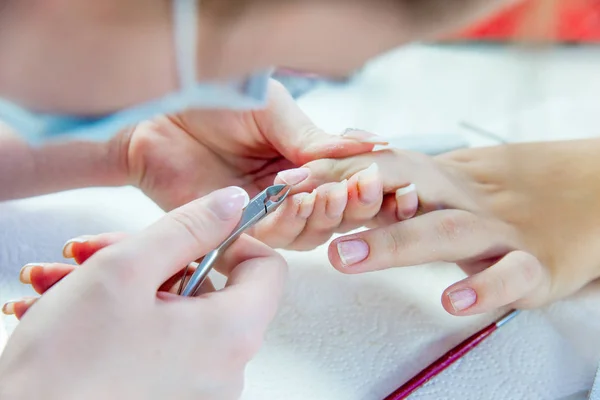 Cuidado de uñas y manicura en un salón de manicura —  Fotos de Stock