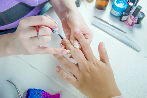 Pielęgnacja paznokci i manicure w salon paznokci — Zdjęcie stockowe