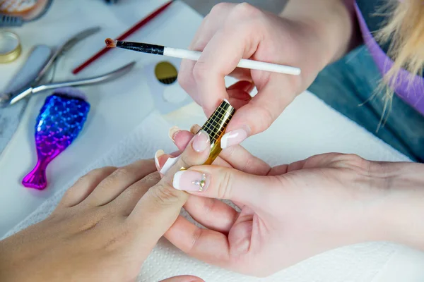 Pielęgnacja paznokci i manicure w salon paznokci — Zdjęcie stockowe