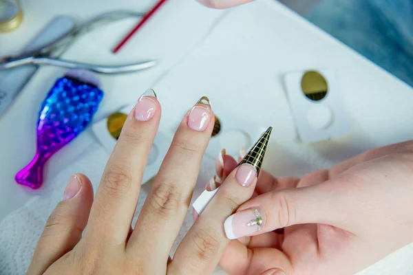 Pielęgnacja paznokci i manicure w salon paznokci — Zdjęcie stockowe