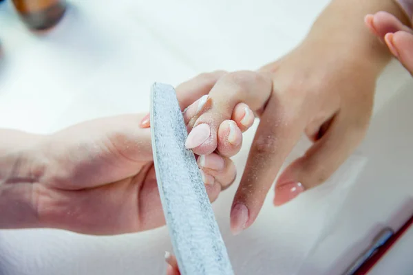 Cuidado de uñas y manicura en un salón de manicura —  Fotos de Stock