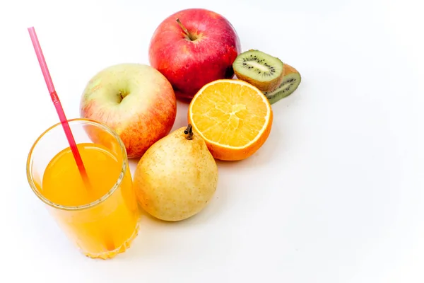 Diferentes frutas y jugos o batidos en un vaso —  Fotos de Stock