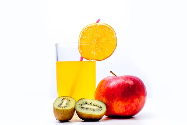 Diferentes frutas y jugos o batidos en un vaso — Foto de Stock