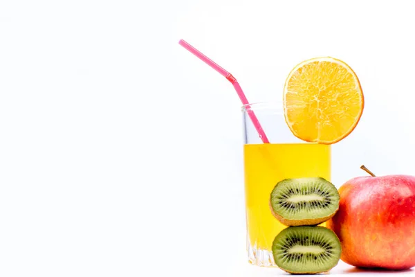 Buah-buahan yang berbeda dan jus atau smoothie dalam gelas — Stok Foto