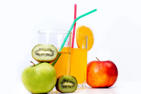 Diferentes frutas y jugos o batidos en un vaso — Foto de Stock