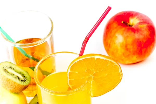 Diferentes frutas y jugos o batidos en un vaso — Foto de Stock