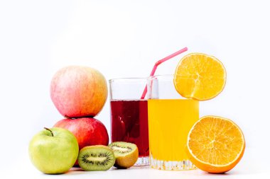 farklı meyve ve meyve suyu ya da iki yüzlü bir cam