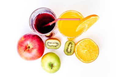 farklı meyve ve meyve suyu ya da iki yüzlü bir cam