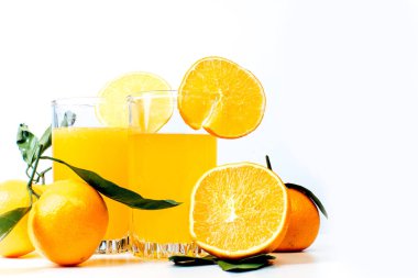 farklı meyve ve meyve suyu ya da iki yüzlü bir cam