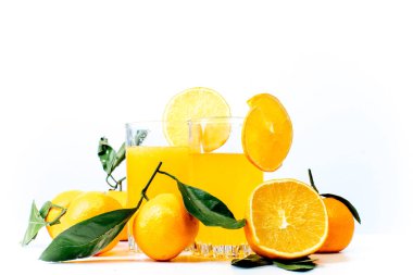 farklı meyve ve meyve suyu ya da iki yüzlü bir cam