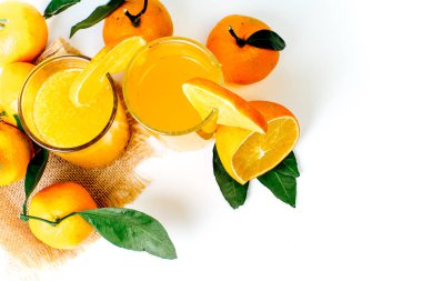 farklı meyve ve meyve suyu ya da iki yüzlü bir cam