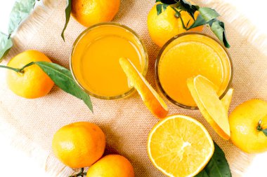 farklı meyve ve meyve suyu ya da iki yüzlü bir cam