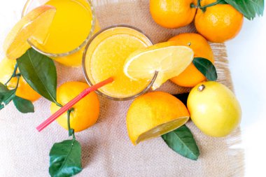 farklı meyve ve meyve suyu ya da iki yüzlü bir cam