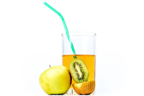 Diferentes frutas y jugos o batidos en un vaso — Foto de Stock