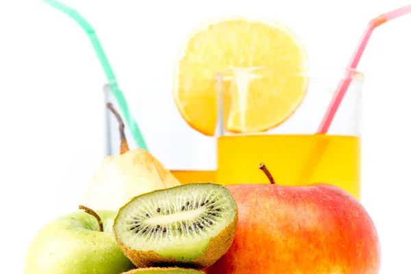 Διαφορετικά φρούτα και χυμό ή smoothie σε ένα ποτήρι — Φωτογραφία Αρχείου