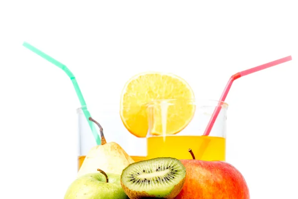 Diferentes frutas y jugos o batidos en un vaso — Foto de Stock