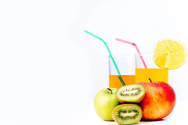 Diferentes frutas y jugos o batidos en un vaso — Foto de Stock