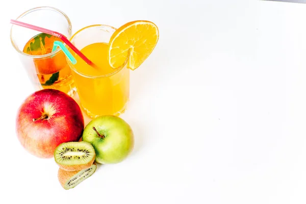 Diferentes frutas y jugos o batidos en un vaso — Foto de Stock