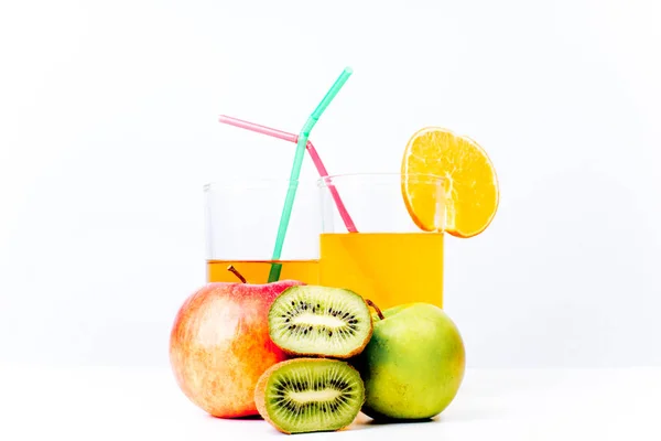 Diferentes frutas y jugos o batidos en un vaso — Foto de Stock