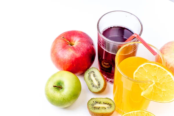 Diferentes frutas y jugos o batidos en un vaso — Foto de Stock