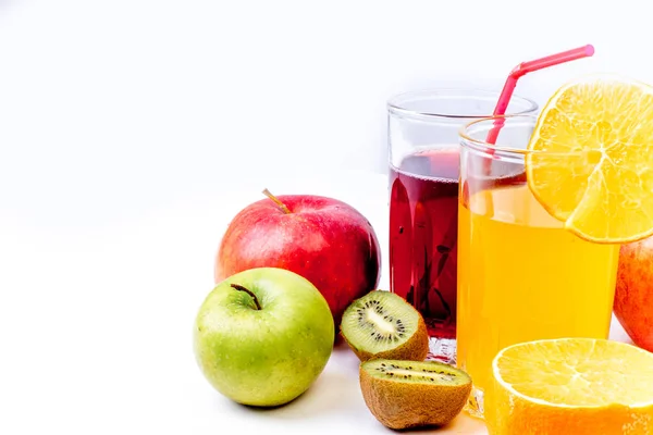Buah-buahan yang berbeda dan jus atau smoothie dalam gelas — Stok Foto