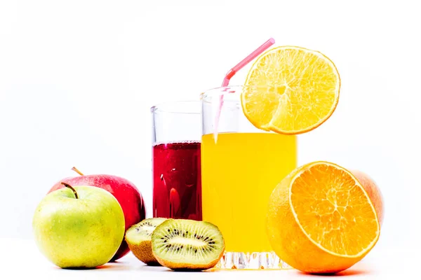 Diferentes frutas y jugos o batidos en un vaso — Foto de Stock