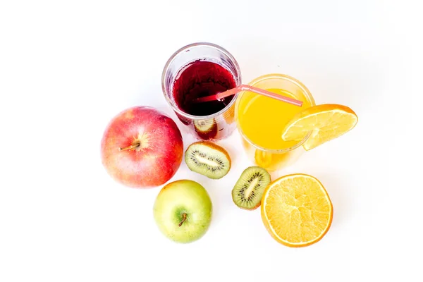 Diferentes frutas y jugos o batidos en un vaso — Foto de Stock