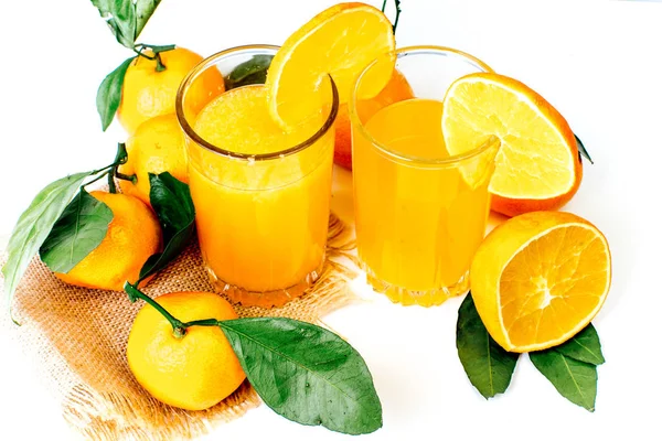 Различные фрукты и сок или смузи в стакане — стоковое фото