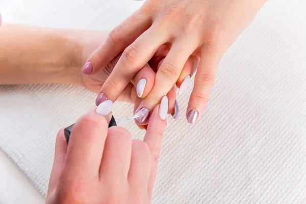 Profesjonalny manicure procedury w salonie piękności — Zdjęcie stockowe