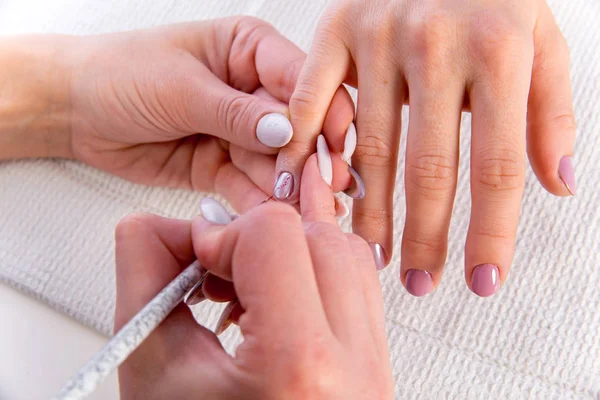 Profesjonalny manicure procedury w salonie piękności — Zdjęcie stockowe