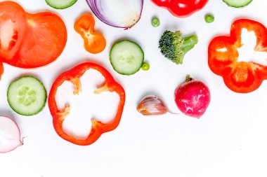 Beyaz arka planda yeni bir sebze grubu