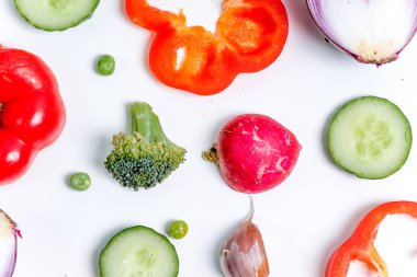 Beyaz arka planda yeni bir sebze grubu