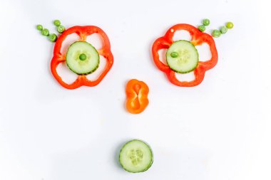 Beyaz arka planda yeni bir sebze grubu